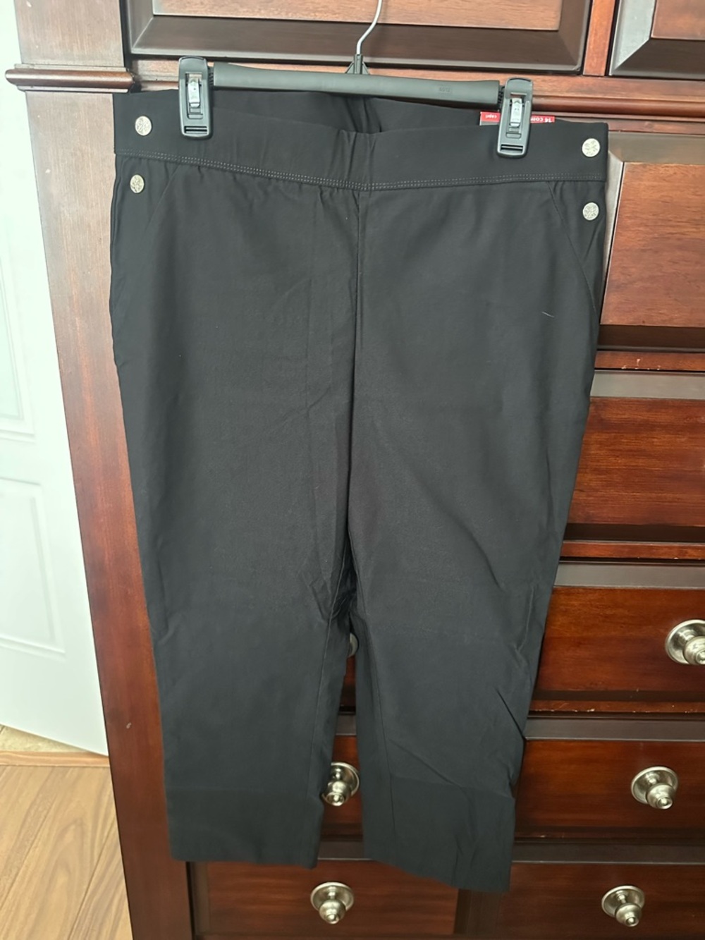 Rafaella Black Capri  Sz 14 Side Button Accent Pull On Stretch NWT